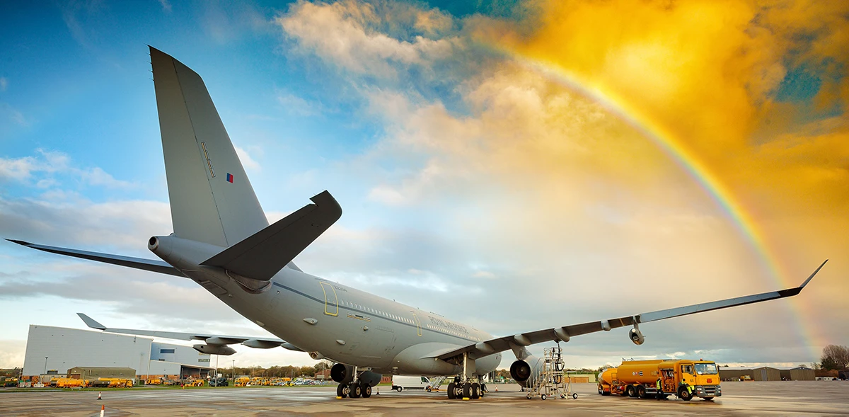 Airbus A330MRTTRAF Voyager durante el proceso de carga del SAF. Copyright: MoD Crown. Foto: Airbus